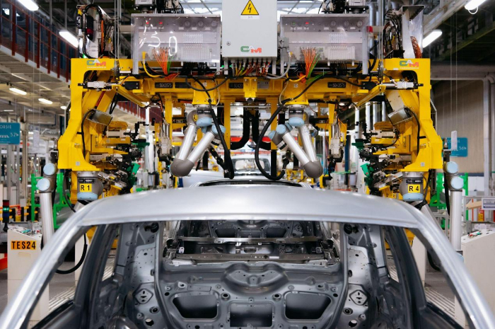 活躍在汽車生產(chǎn)線上的優(yōu)傲協(xié)作機器人UR10靈活作用大！