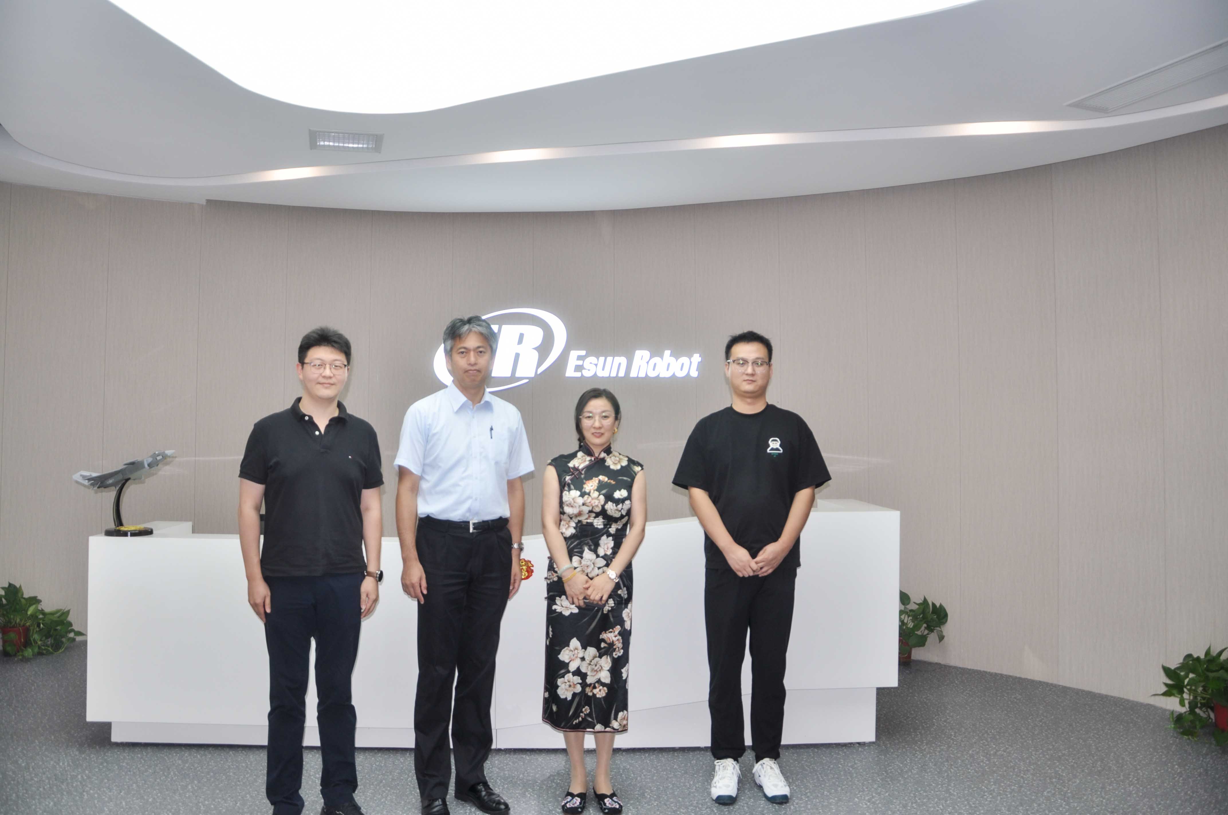 熱烈歡迎EPSON巖崎副總經(jīng)理一行蒞臨鎰升機(jī)器人參觀！